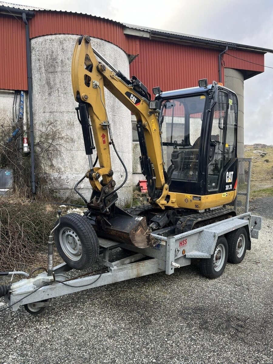 Caterpillar 301.7D minikoparka z przyczepą