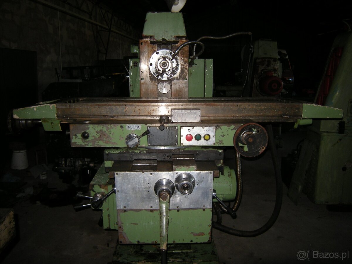 Frezarka uniwersalna FU 321