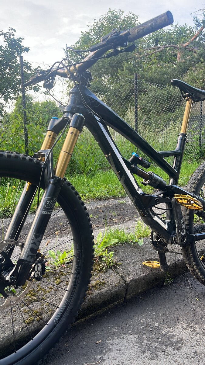 YT INDUSTRIES CAPRA CF PRO vel. M, enduro kolo černé barvy