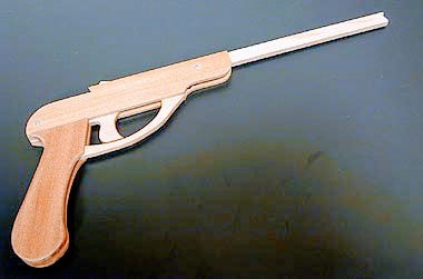 Pistolet proca z drewna