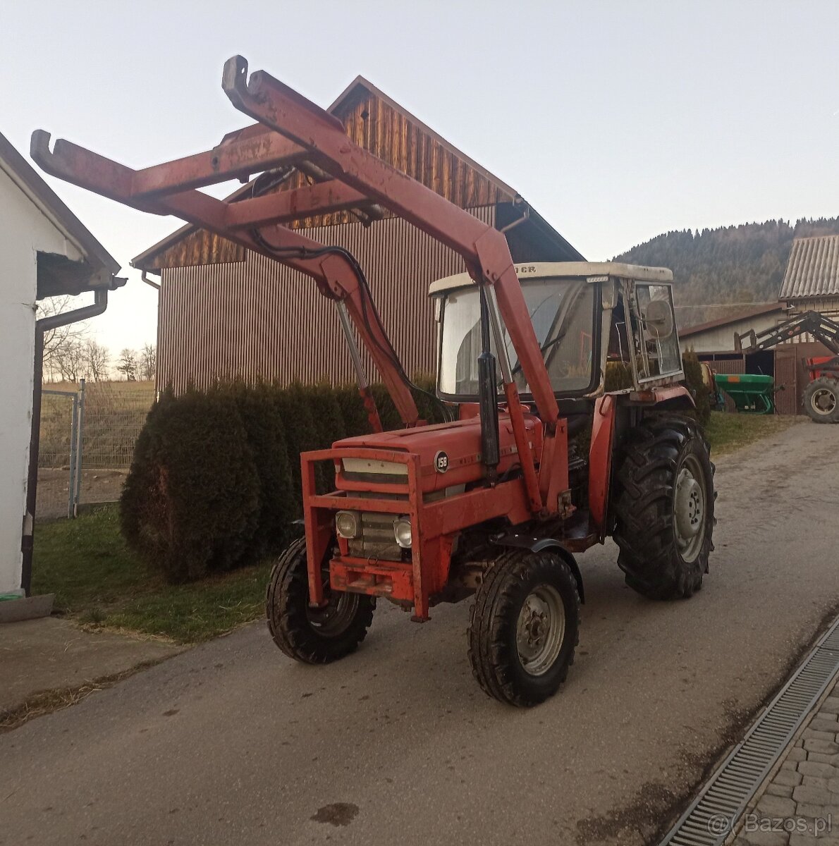 Ciągnik Massey Ferguson 158 z wspomaganiem oraz turem