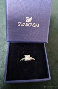 Pozłacany pierścionek Swarovskiego z białego złota próby 52