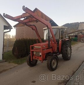 Ciągnik Massey Ferguson 158 z wspomaganiem oraz turem